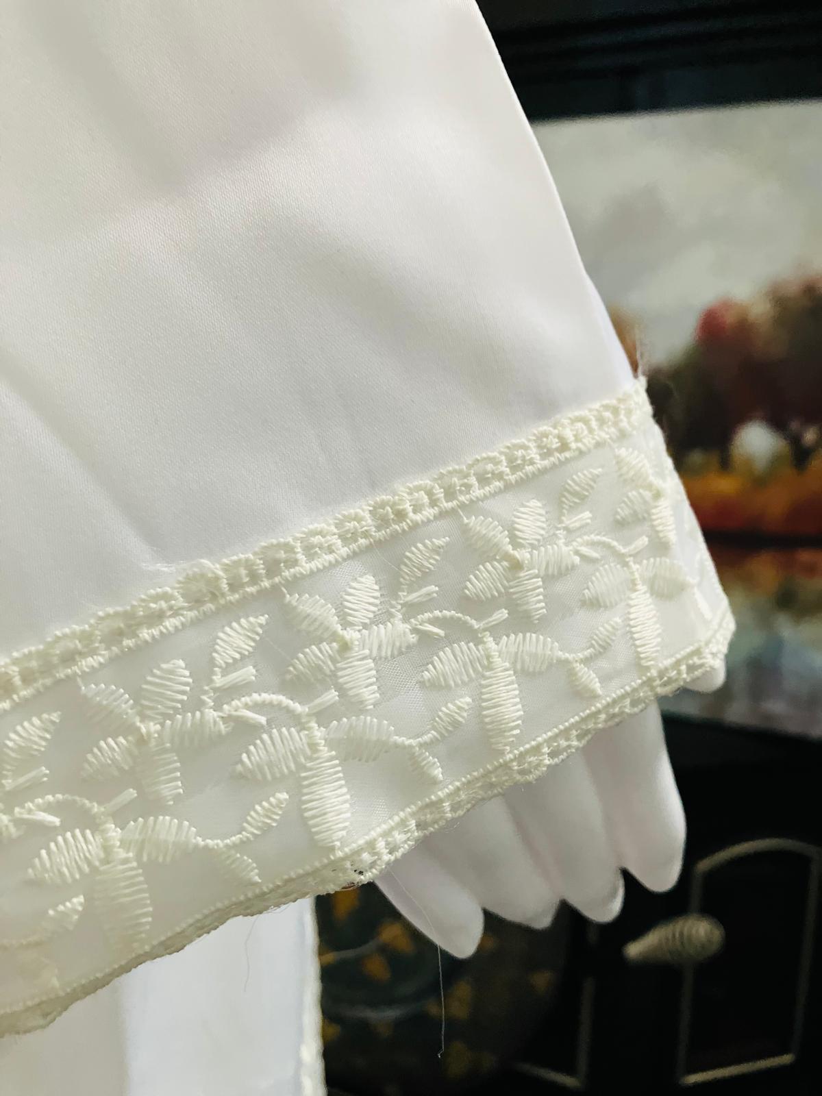 White Abaya with Attached Shrug and lacework| Mumin Collection - Image 4